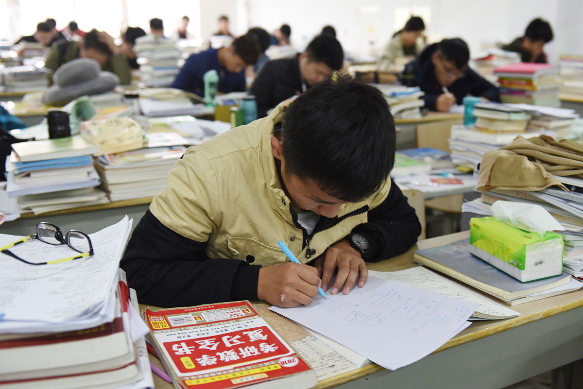 2017年11月13日,安徽安庆.在安庆师范大学,学生们在认真复习.