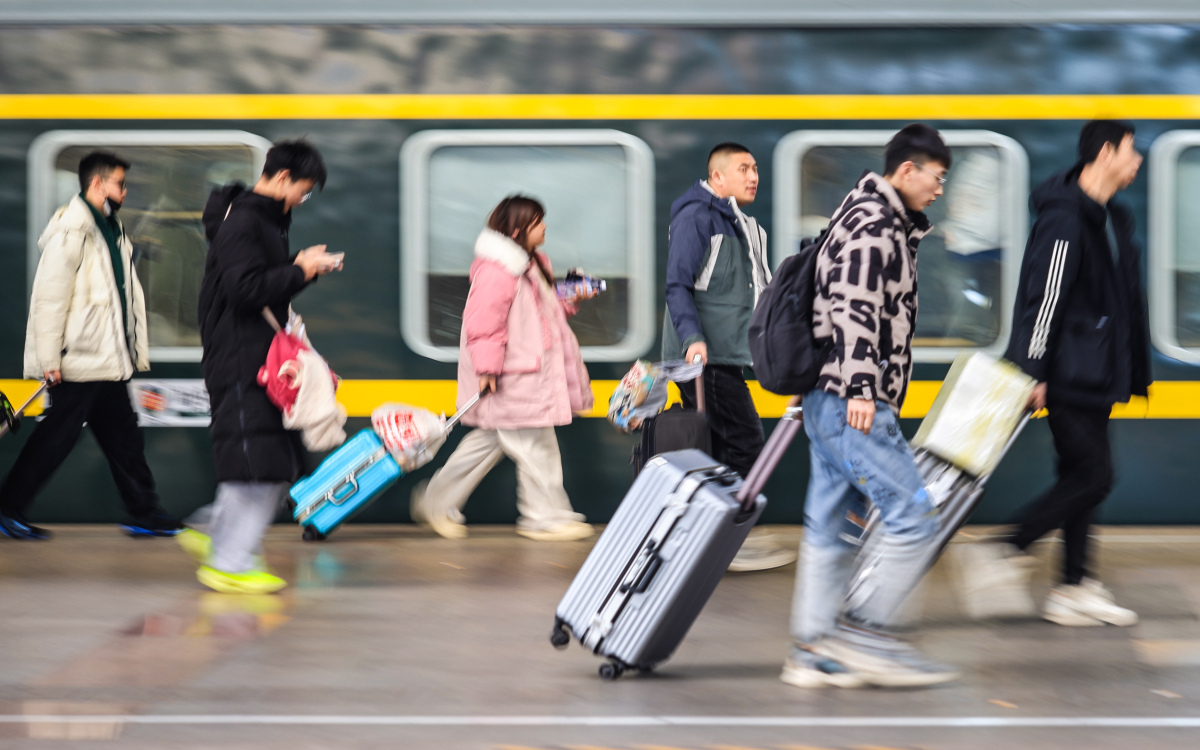 据报道,陕西铁路在春节期间累计发送旅客高达382