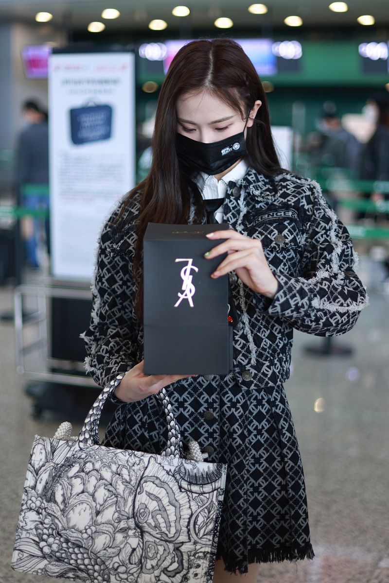 帮我优化以下内容：好了您查收手机号重新登陆即可!关注小店经常有会员特价活动~后续会有粉丝抽奖活动~