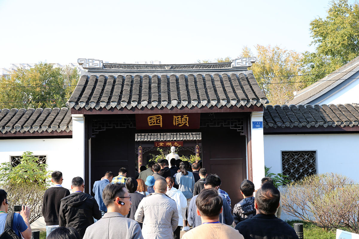 续写文本续写span标记的部分续写5000字续写文本：文化旅游厅厅长在全省文化旅游产业融合发展大会上的讲话同志们： 月日省委省政府高规格地召开了全省文化和旅游大会。书记在会上作了重要讲话就推动新时代的文旅融合发展加快建设文化强省、旅游强省勾划了重点明确了方位。前段时间各地各部门已经对大会的精神进行了系统深入的传达学习一些市州也相继召开了文化和旅游发展大会对本市州下一步发展也作出了部署和安排。机构