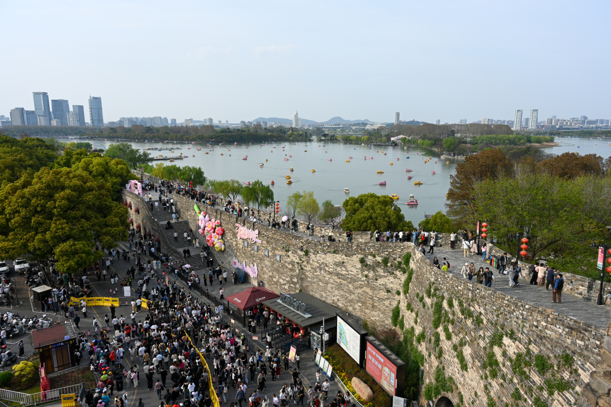 2026年3月29日,南京,明城墙迎来春日旅游热潮,众多,湖