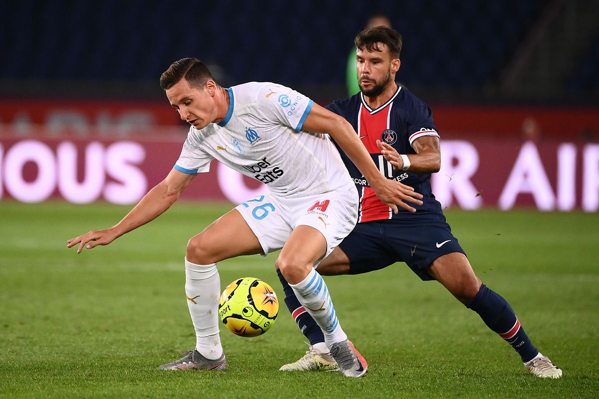 ma<strong>r</strong>seille's french forward florian thauvin (r) vies for the ball