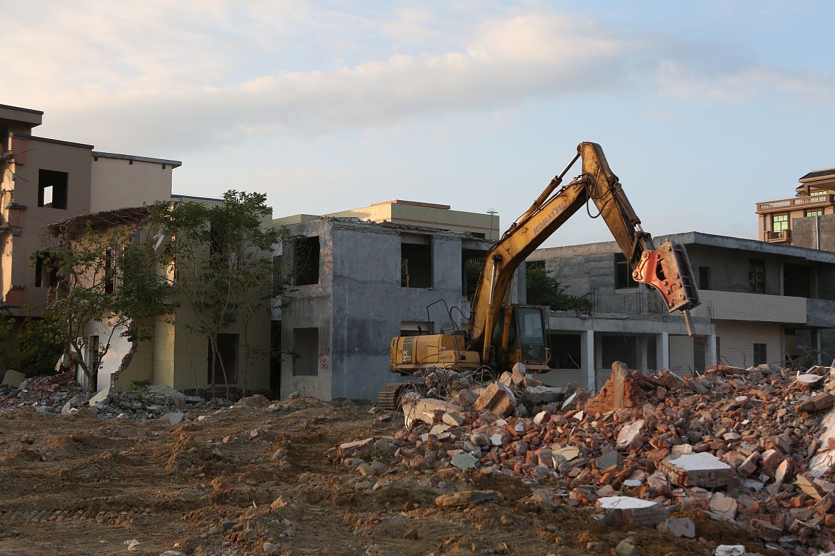 乡镇违建房屋处理指南：政策法规、举报方式及案例分析