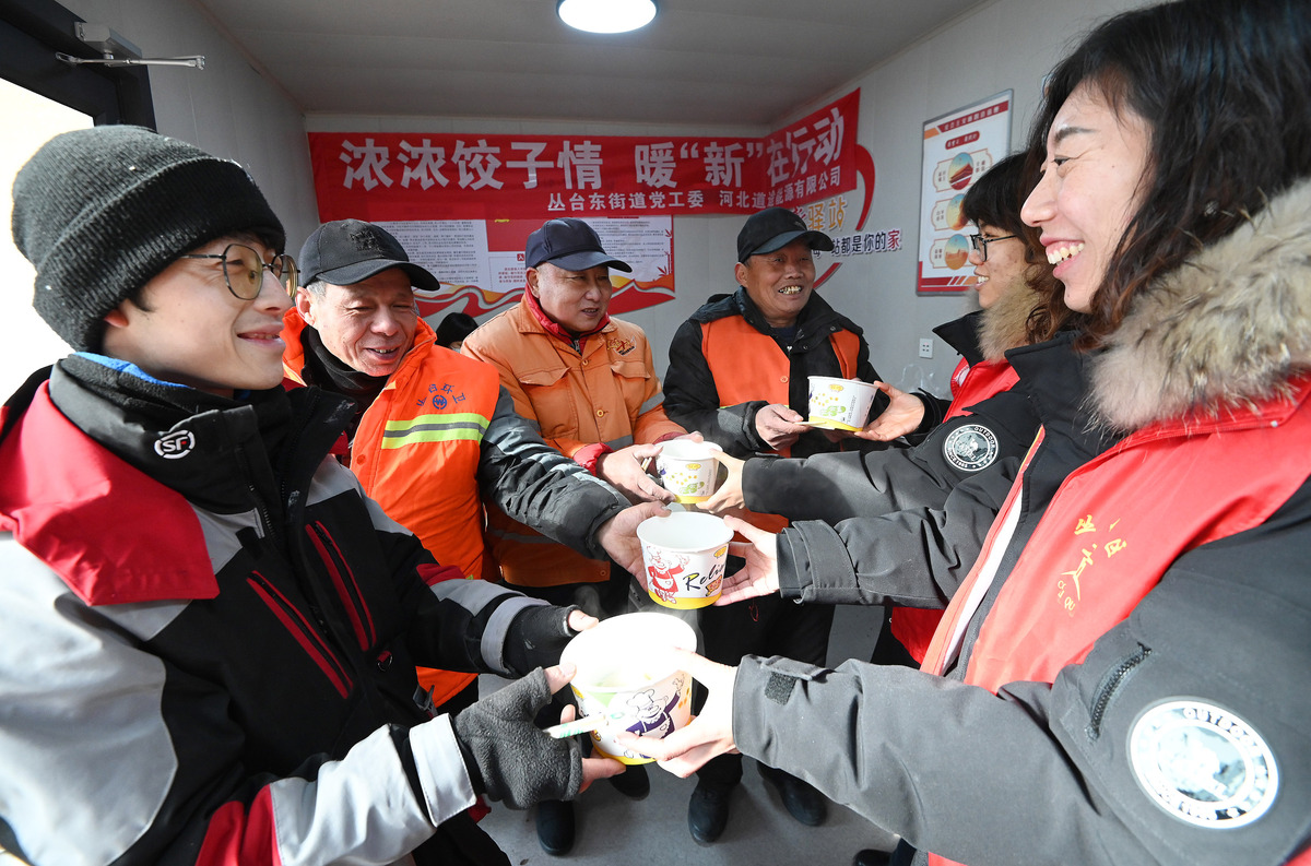 2023年12月21日,河北邯郸,台东街道辖区"暖心驿站"内,