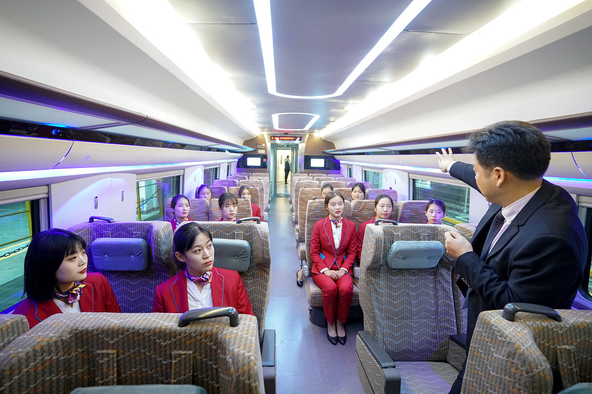 高铁乘务专业就业方向：铁路、高铁运营、旅游等