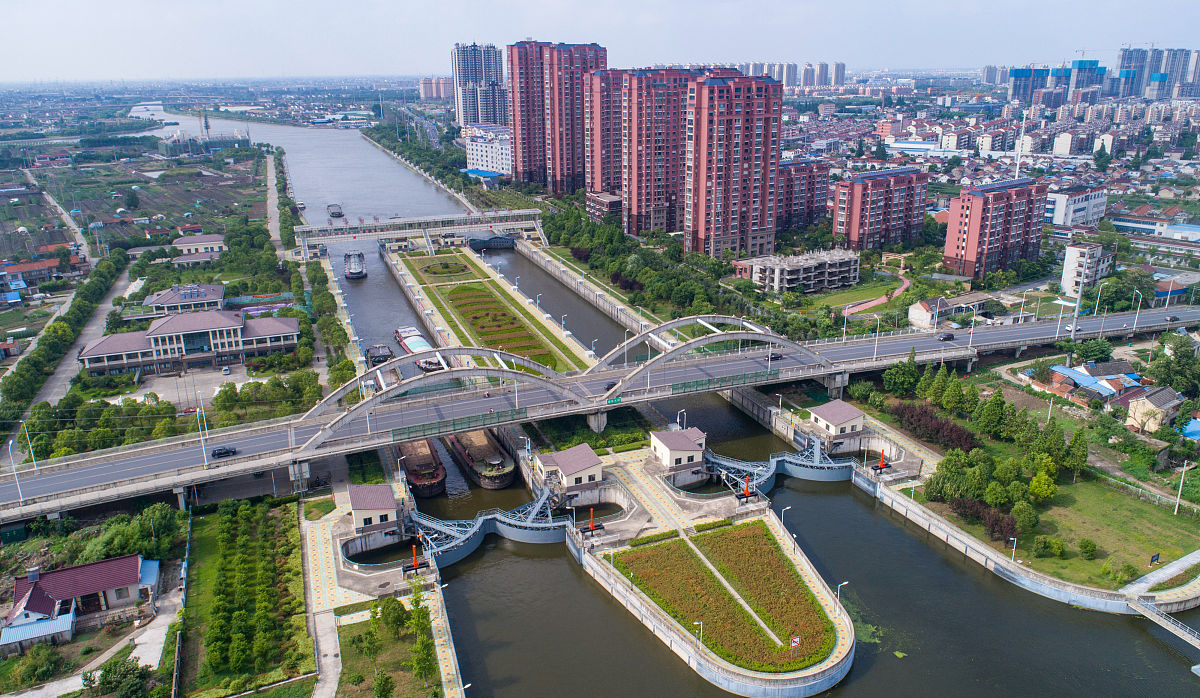 2021年6月15日,江苏省南通市,连申线航道上南来北往的船舶有序通过海