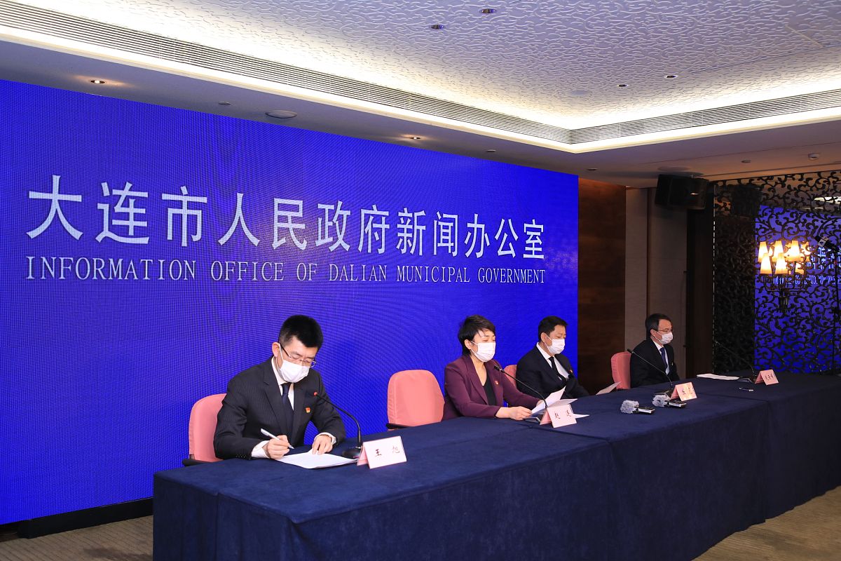 对以下内容进行续写：会议审议通过《自治区政府驻上海办事处贯彻落实省领导关于加强招商引资工作批示指示精神的实施方案》。强调要
