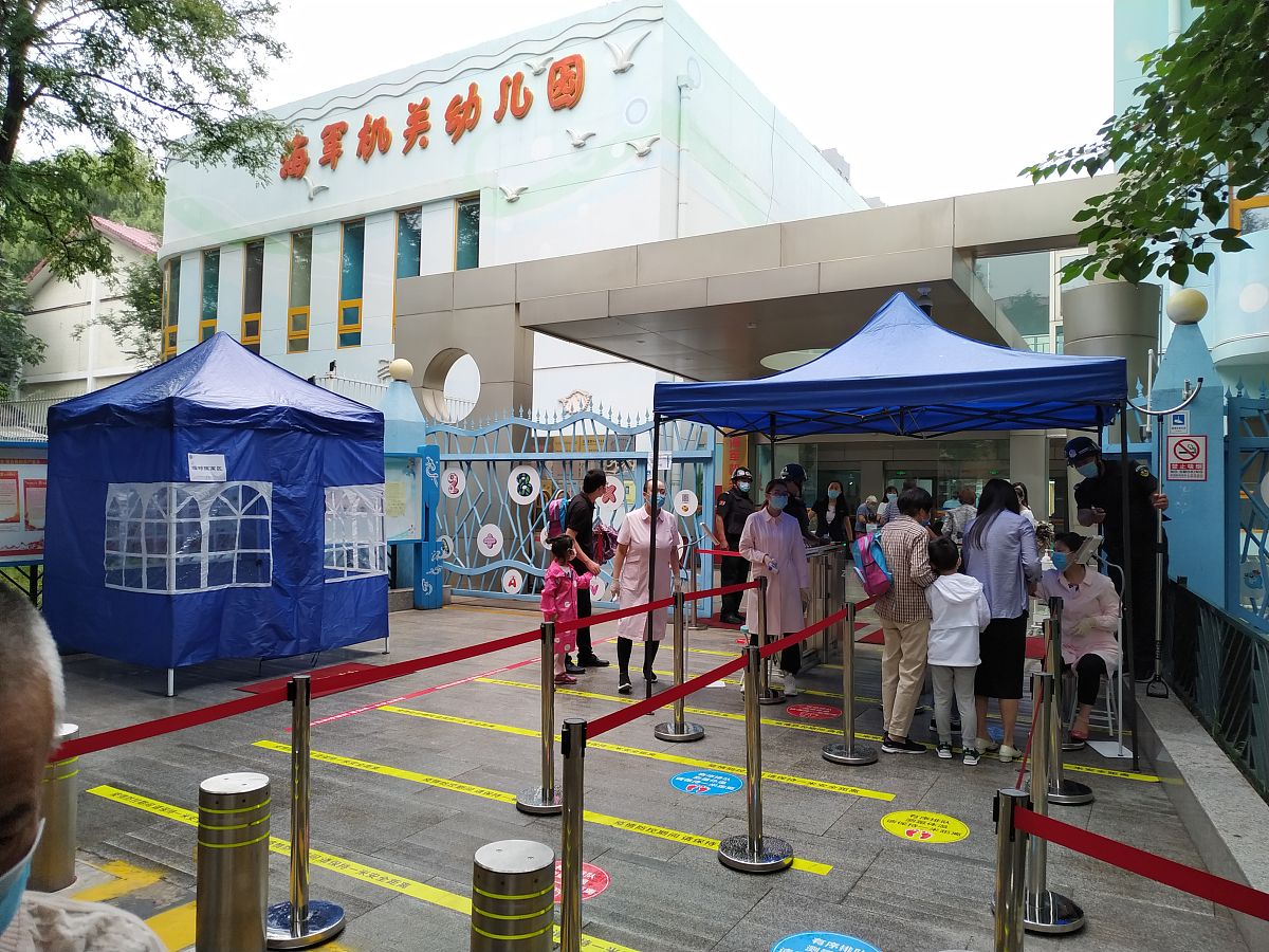 1幼儿园教师王某带领小朋友参加户外活动王某时不时叮嘱小朋友们注意安全彼此保持适当距离。可是淘气的天天还是将文文摔倒在地摔伤对雯雯所受伤害应该承担主要赔偿责任的是《。A幼儿园B天天的法定监护人C王某D雯雯的法定监护人答案 为啥选A