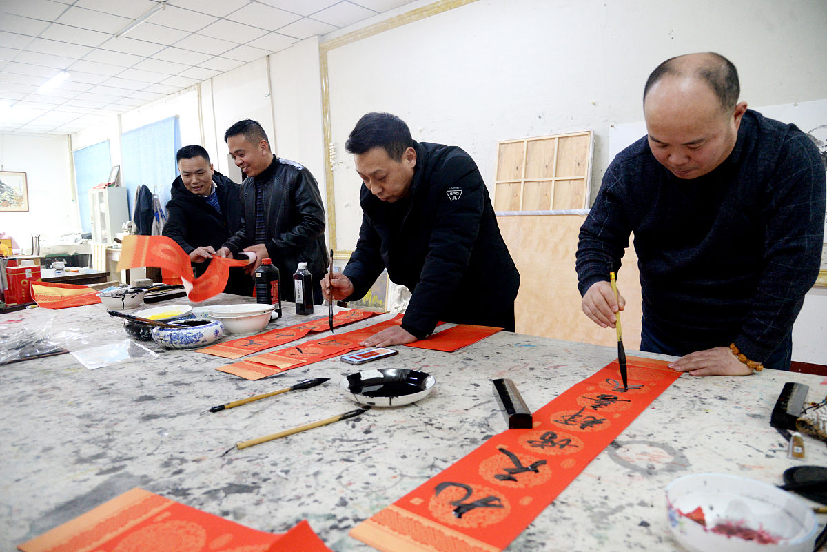 2021年2月3日,山东聊城,茌平美协会员进企业写书法.