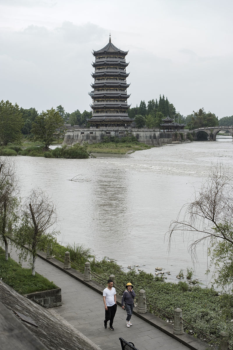 成都科华职业技术学校旅游服务与管理系：航空服务与旅游社导游专业人才培养