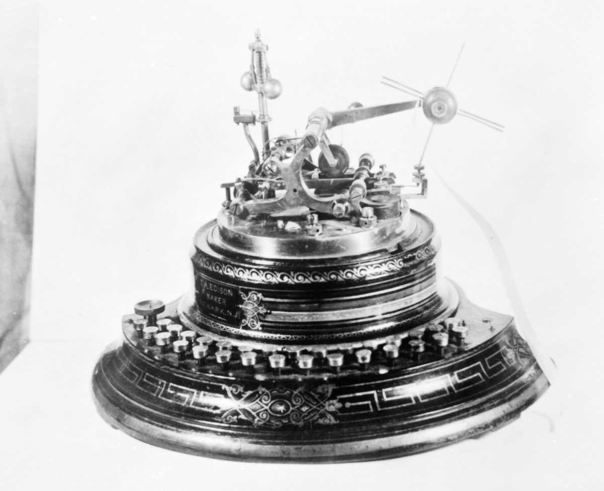 写任何个股或板块的任何时间段结合自己所了解的股票和板块变化情况刚学过的各种K线组合形态包括K线单独形态进行验证或者分析其走势。要求：1每位同学必须提交5个不同K线形态；2图片或截图；3文字解释说明或者分析。