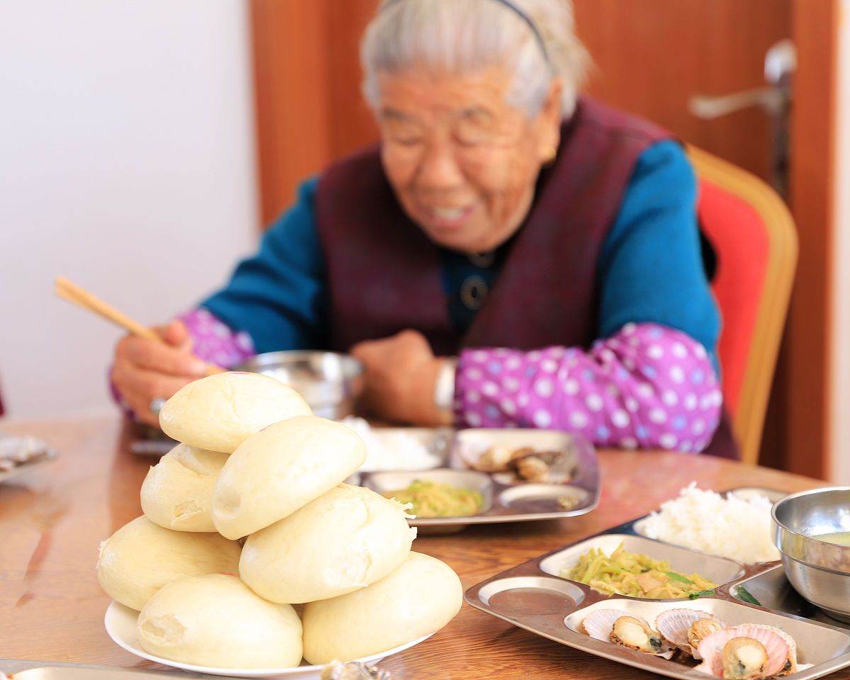 外婆温暖的厨房：煮粥热馒头，满满的爱意
