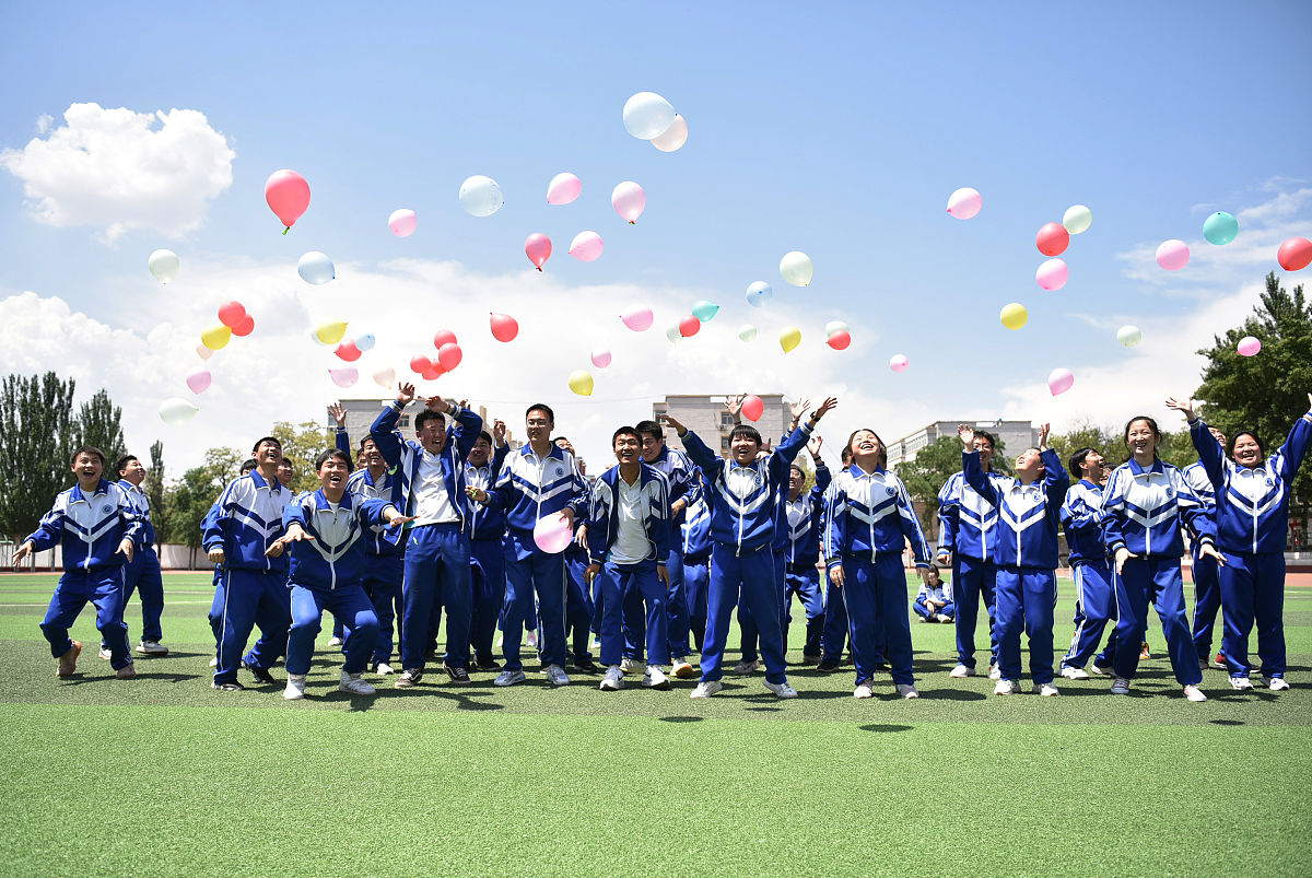 2021年5月18日,河北张家口,宣化二中学生做减压趣味游戏.