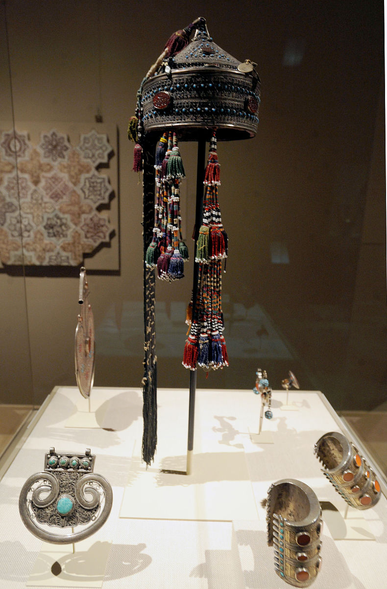 2011年10月24日,美国纽约,在媒体预览展上,观众观看阿拉伯古代手工艺
