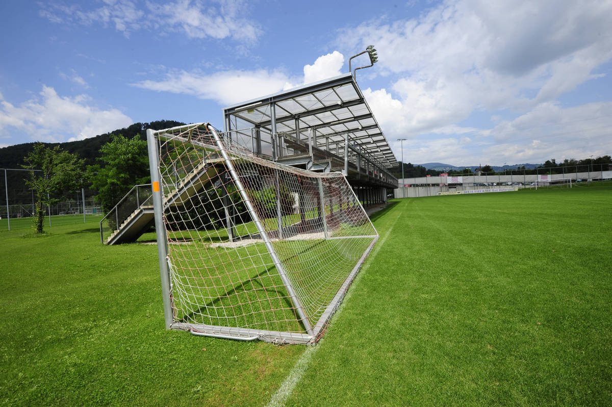 足球是一项广受欢迎的运动.soccer or football a    