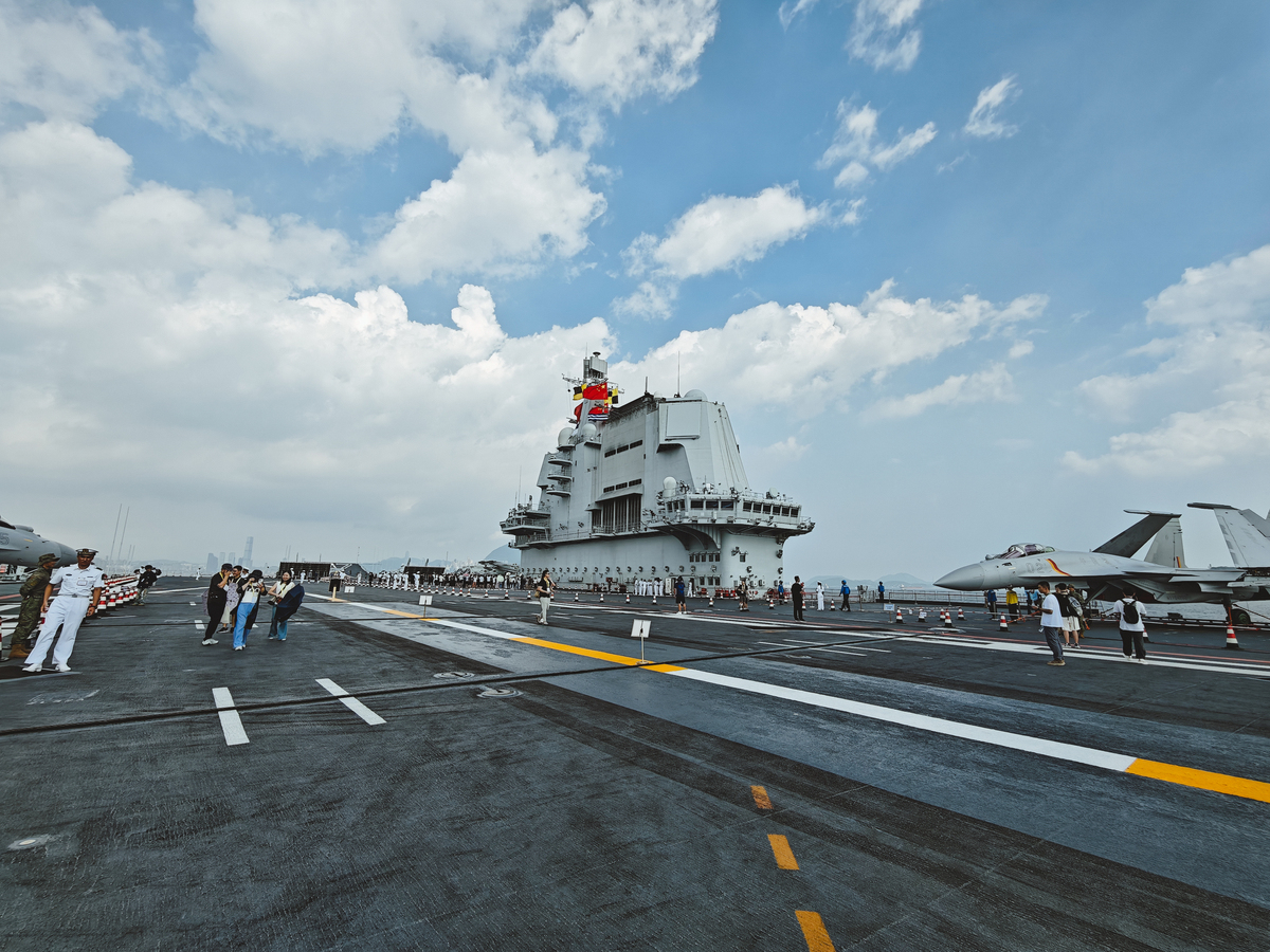 请参考以下内容重新生成一篇不少于800汉字的原创文章。主题是：《世界航母数量排名航空母舰各个国家的数量》语言要幽默口语化。世界航母数量排名：美国11艘航母、中国3艘航母、英国2艘航母、印度2艘航母、法国1艘航母、俄罗斯1艘航母全世界拥有真正意义的航母国家只有以上这六个国家。‬第六名一一俄罗斯‬第五名一一法国第四名一一印度第三名一一英国‬第二名一一中国‬第一名一一美国