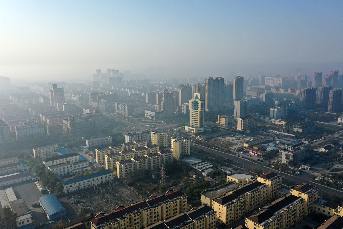2020年12月24日上午,江苏省盐城市大丰区,无人机航拍被大雾笼罩的市区