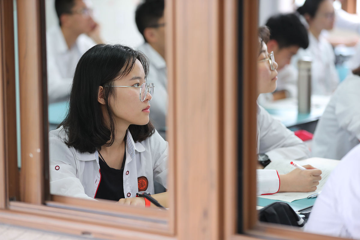 2018年6月4日,浙江省宁波二中,高三的同学在进行最后的紧张复习中.(宁