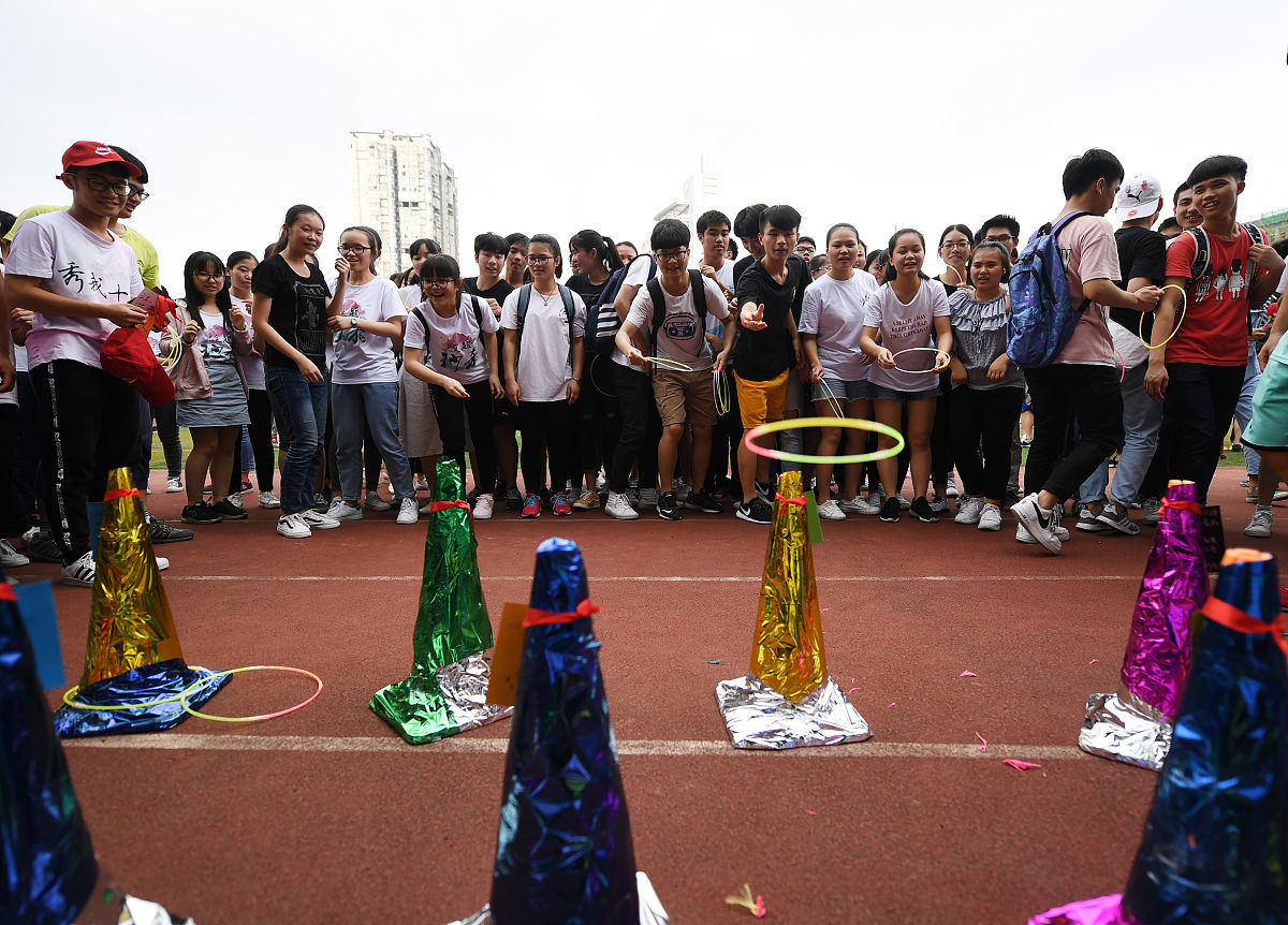 吹球过河游戏现场：紧张刺激，欢笑连连