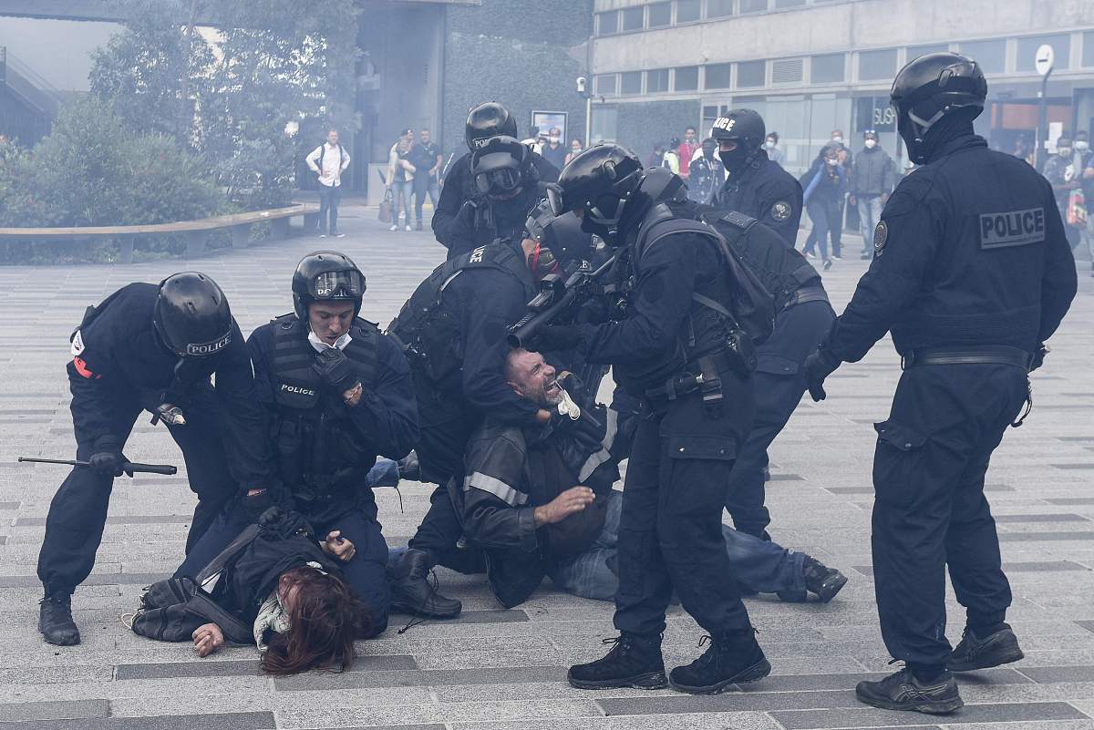 风雨之夜：英雄警探的传奇故事