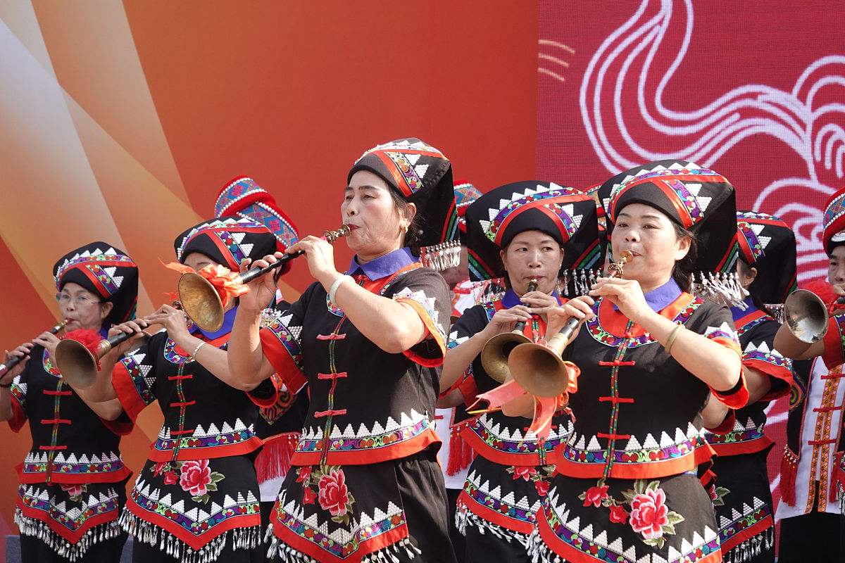 2019年11月15日,南宁市邕宁区壮族群众在文化旅游节上吹奏八音.