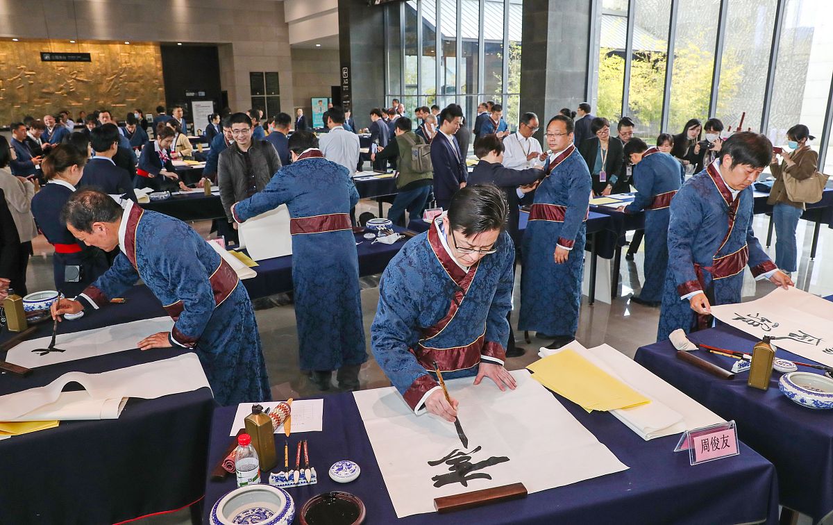 2020年3月26日,在浙江绍兴兰亭书法博物馆众多书法名家泼墨挥毫进行书