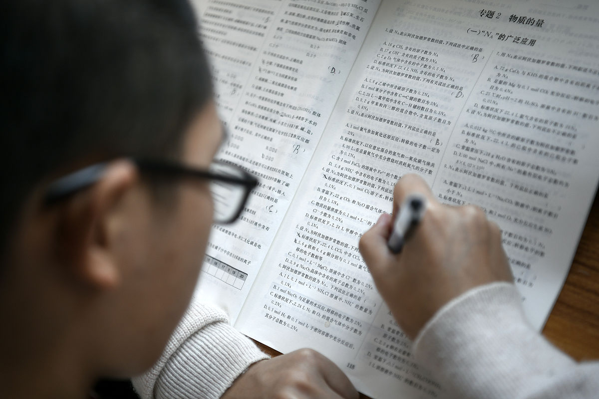 为论文写6篇周记论文标题是大学生完成翻译作业时使用翻译软件的情况调查。要求中文每篇120字左右格式参考以下两篇范例。范例一：第一周：查阅资料确定论文选题整理调研资料。时光荏苒转眼大学生活已经接近尾声即将面对的是大学生活中的最后一张答卷了。毕业论文的写作这周主要是要决定好毕业论文的选题经过仔细的斟酌考虑我最终确定毕业论文的选题为《大学生完成翻译作业时使用翻译软件的情况调查》。围绕这一主题我充分利用学