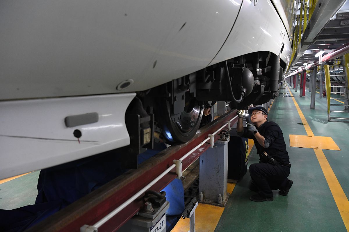 翻译：关键词：高速列车；转向架；主动吹气；积雪；减阻