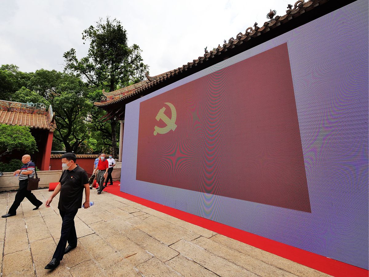 银行员工入党优势：提升素质、增强纪律性、贡献社会