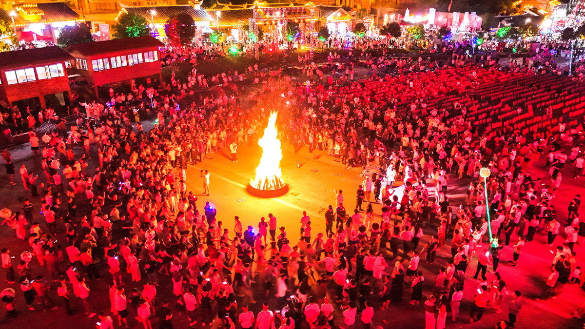 能帮我写一份苗族乡村篝火晚会的新闻稿吗