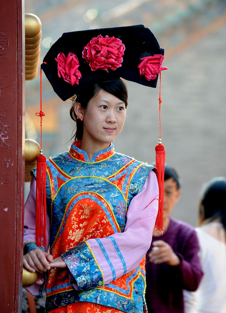 2012年10月4日,沈阳,众多游客来到沈阳故宫参观游玩.+++_+++旅游,黄金