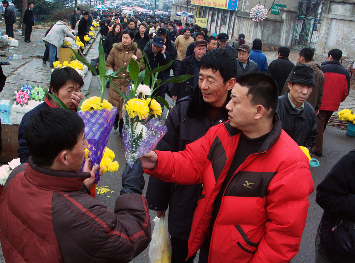 送婆婆回老家入土为安第二天下葬当晚骨灰在车上应该怎么安放车内要留人吗