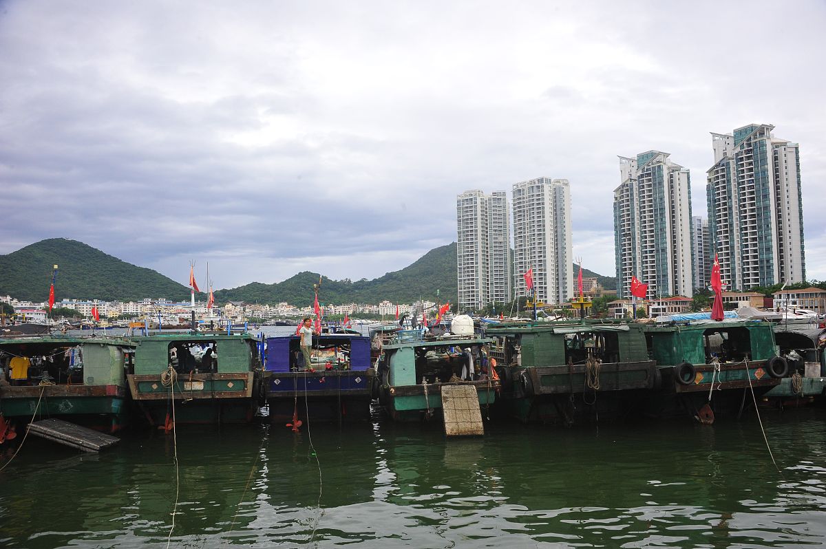 2020年9月17日, 台风"红霞"强度升级海南三亚渔船游艇回港避风.