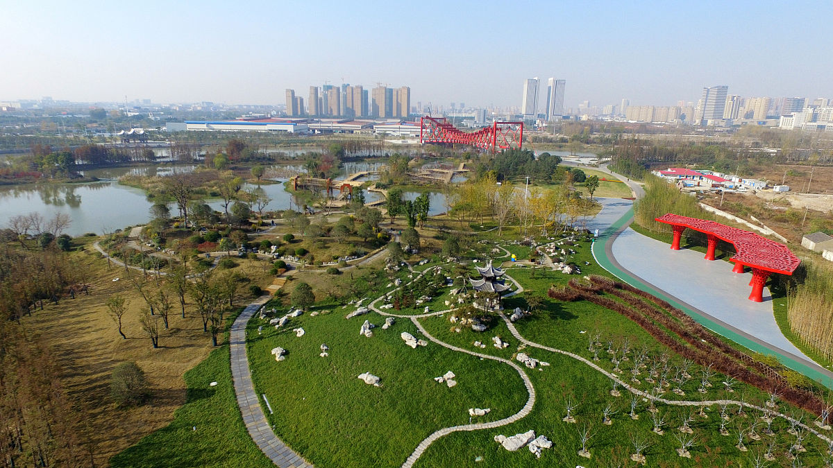 用大学生的知识水平写一段有关城市公园建设和经济水平的辩证认识以扬州邗江区的公园为例