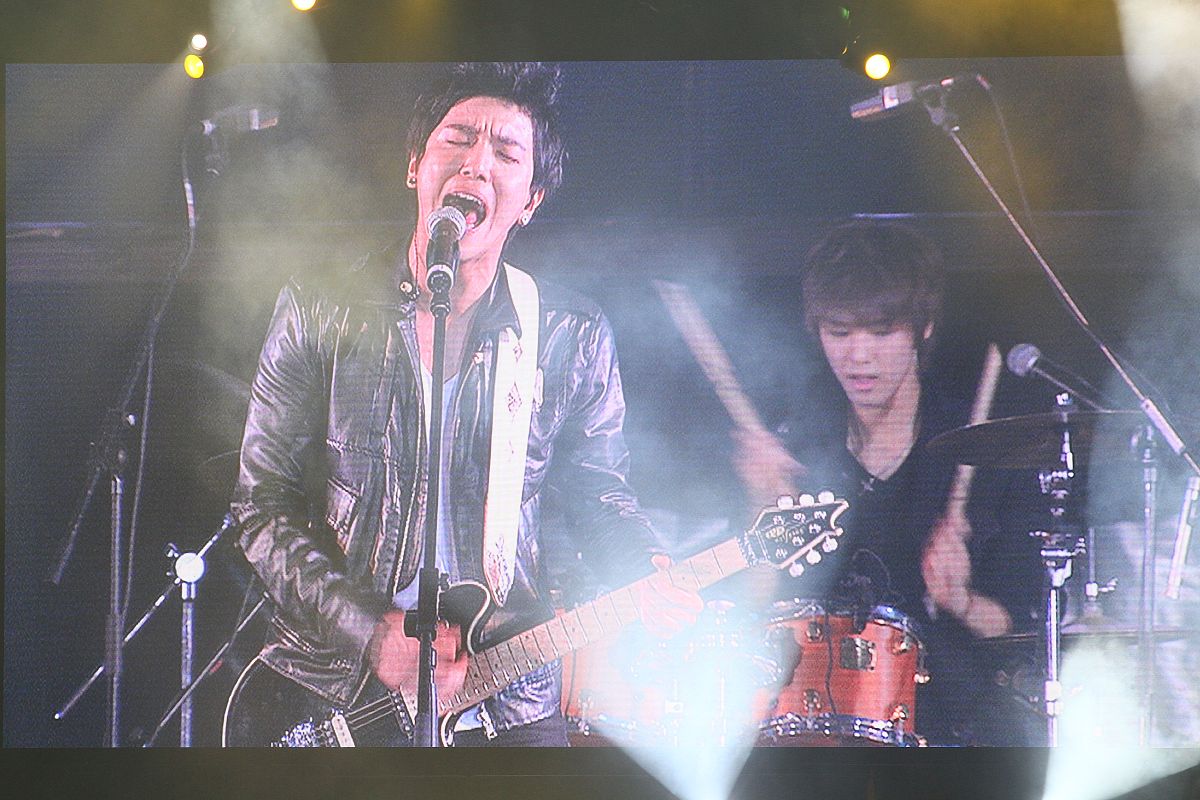2011年8月24日,香港,韩国男子团体组合2am,cnblue,ftisland,ze:a(帝国