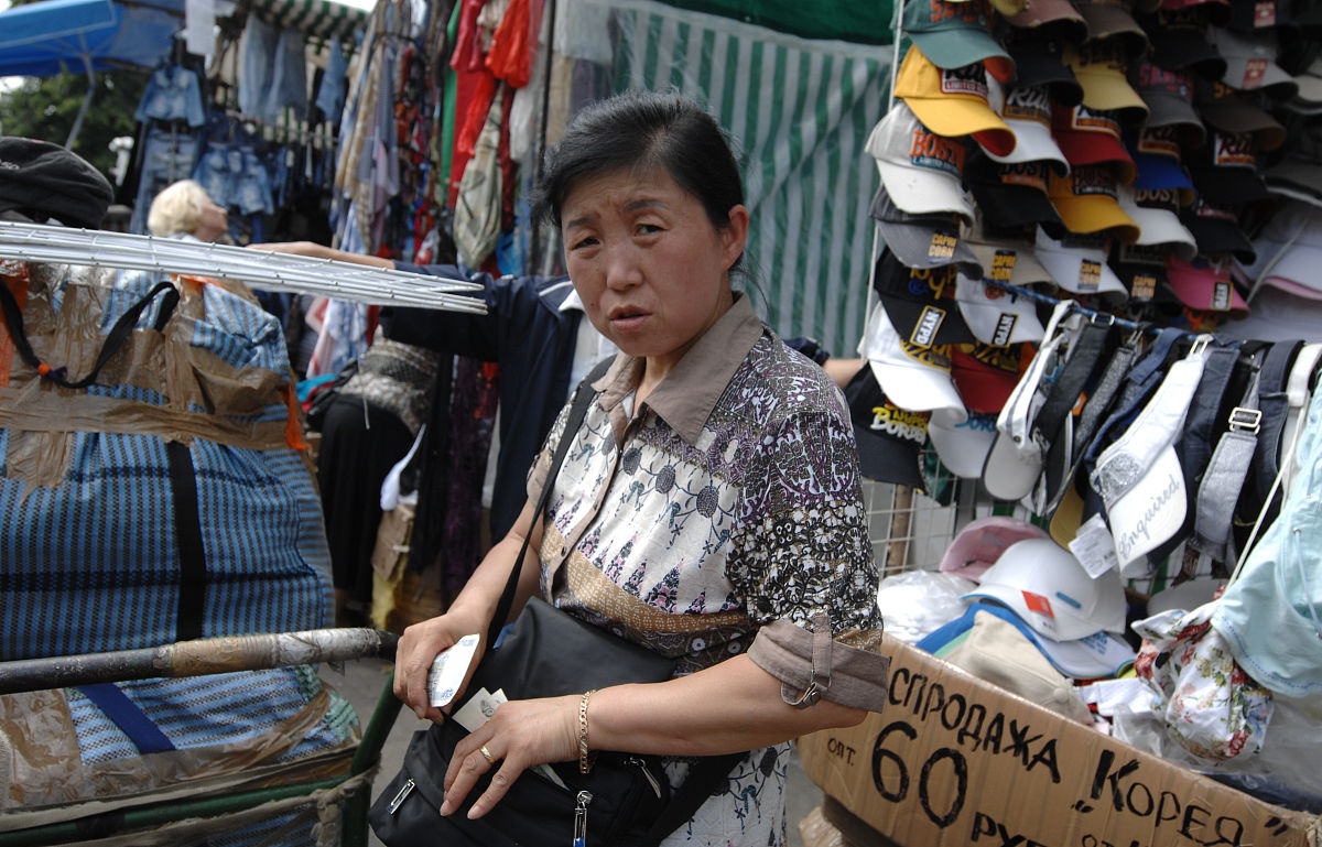 2009年7月17日,莫斯科卢日尼基服装市场.moscow, russia. july 17, 20