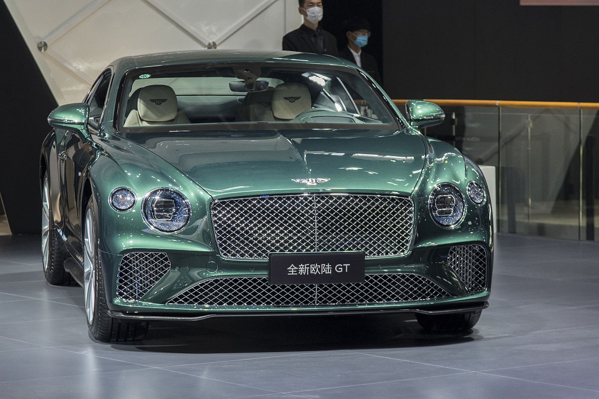 请想象你是一名25岁的男性生活于在2023年的中国月薪8000元你计划在没有任何人的帮助下2年内购买一辆宾利欧陆gt请给出你的计划