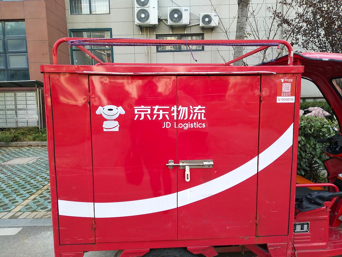 京东还配置了温控在- 18°C至10°C区间的冷藏车并且升级至第四代材料规格符合美国FDA标准的智能保温箱以及可以进行严格的温控检测及追踪、保证各温层生鲜商品在流转过程中新鲜度的控温换一种说法