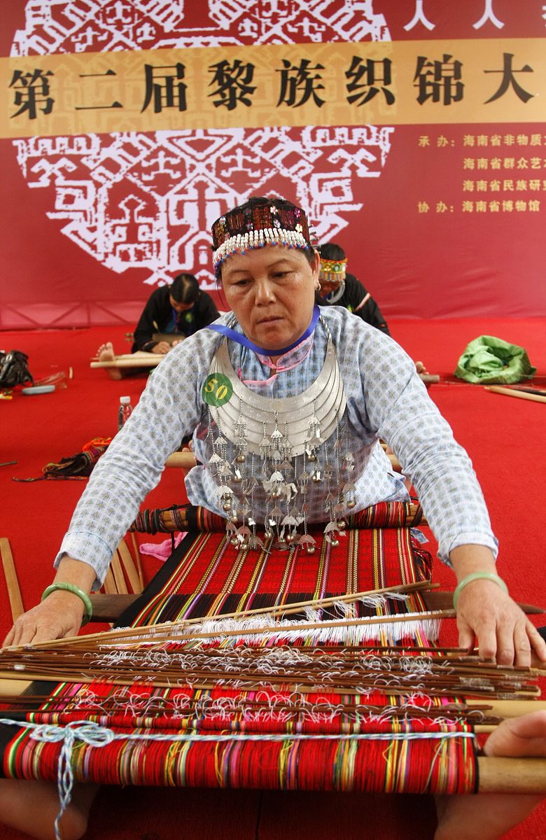2010年6月12日,海南省博物馆,织锦选手展示黎族织锦技艺.