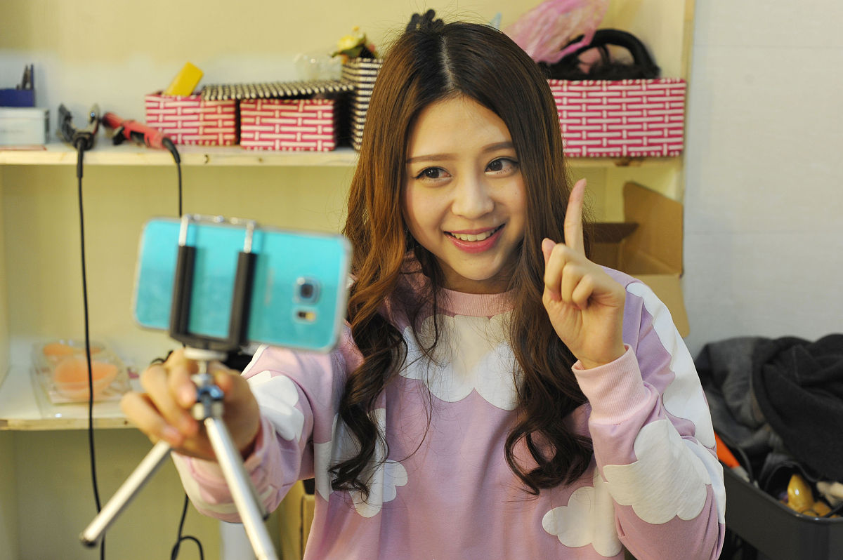 我是一个主播做娱乐得主播平时都是下午3点直播我还是一个人女生比较内向不怎么会说话得人张得还比较好看腿特长在学校学生 比较温柔怎么做一个有趣得自我介绍