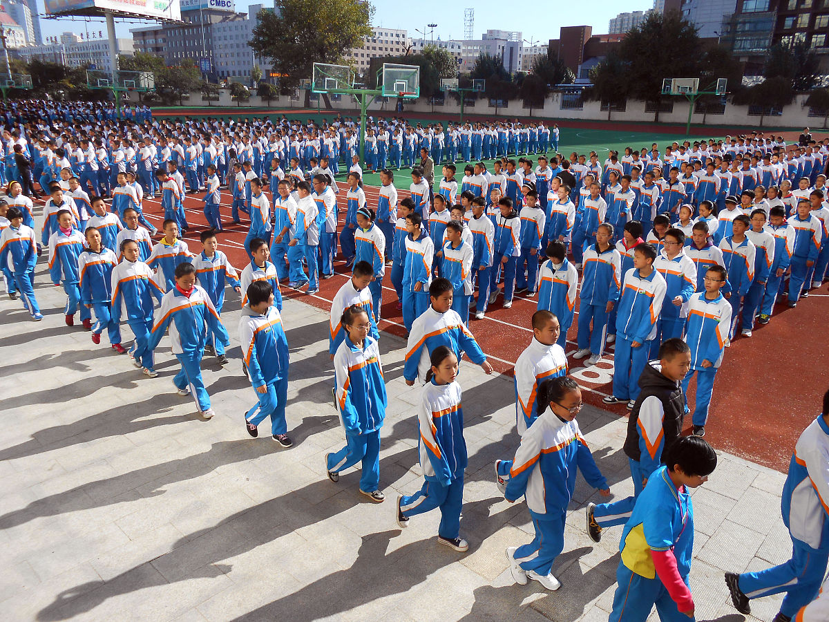 2012年10月11日,吉林省吉林市第七中学,2200余名初中学生在操场做课间