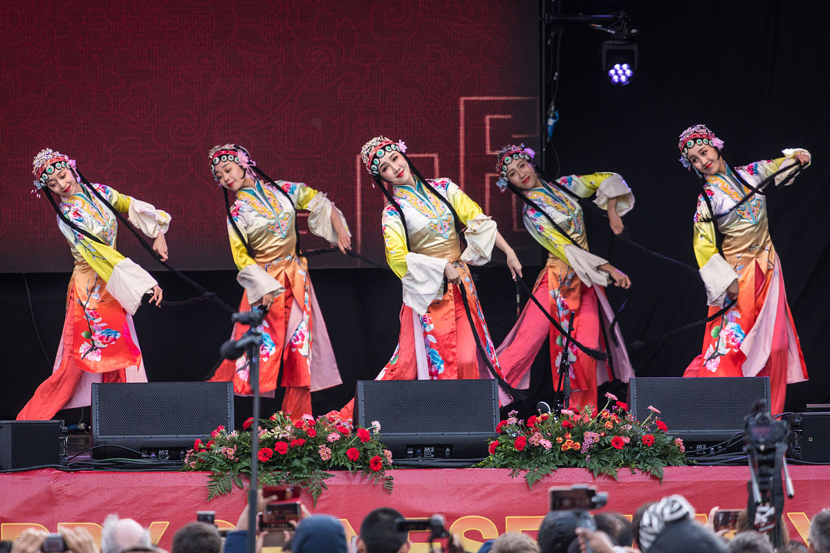 当地时间2019年2月10日,大年初六,英国伦敦华埠商会隆重举行"四海同春