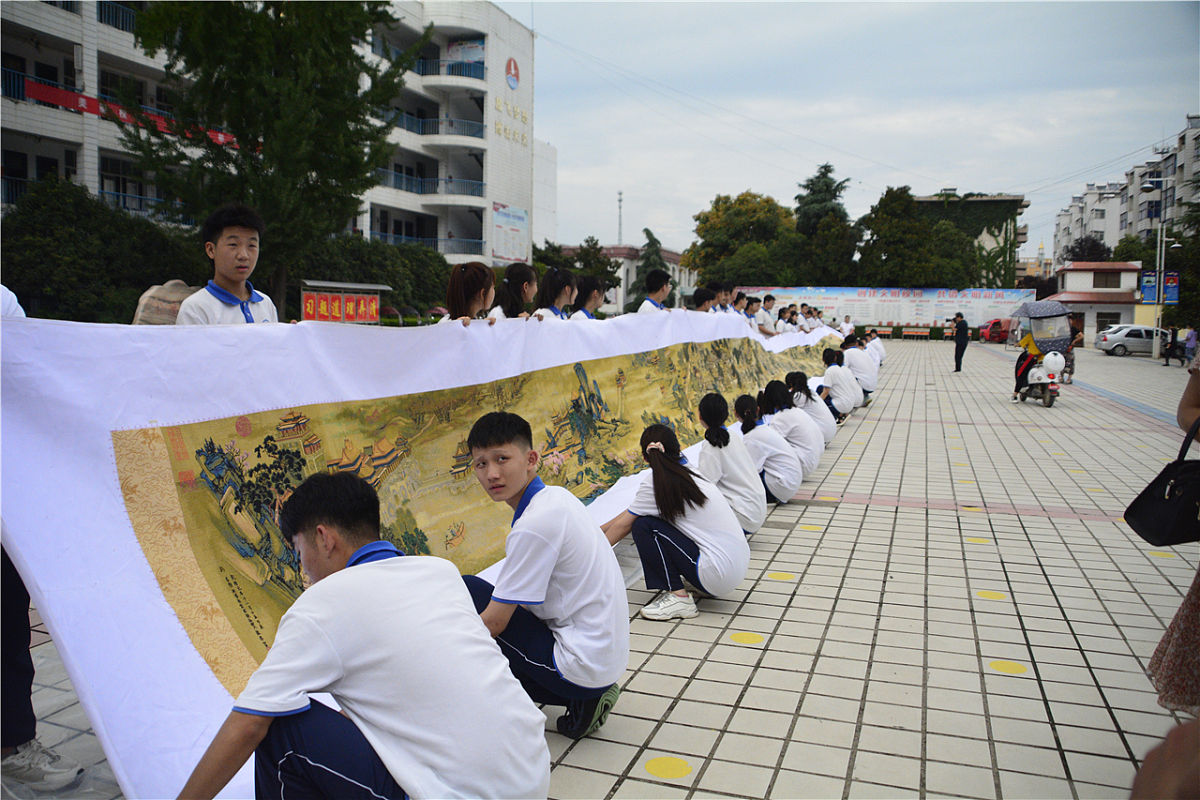 2020年8月24日,河南洛阳,在嵩县一高的校园里,50多名学生帮助下才将36