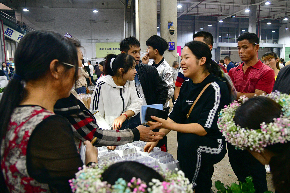 2019年5月29日,昆明,晚上九点半后,批发区域迎来大批进货商人.在销售