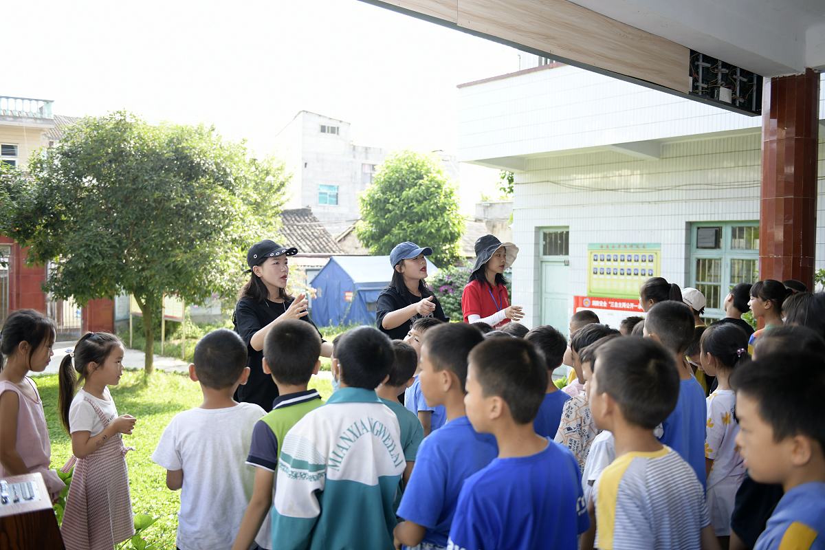 2021年8月6日,志愿者在贵州省黔西南布依族苗族自治州安龙县招堤街道