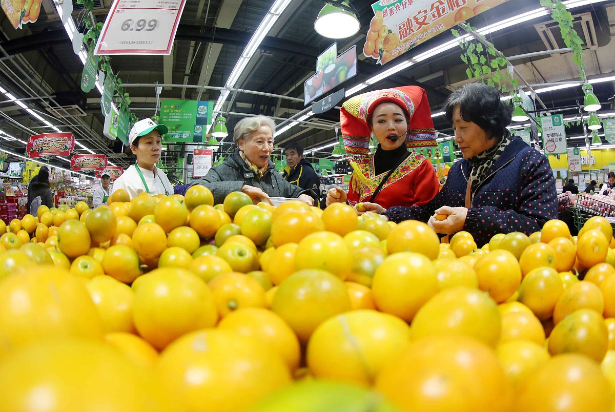 2016年01月16日,在浙江省杭州市联华超市<strong>华商</strong>店,市民们在选购"融安
