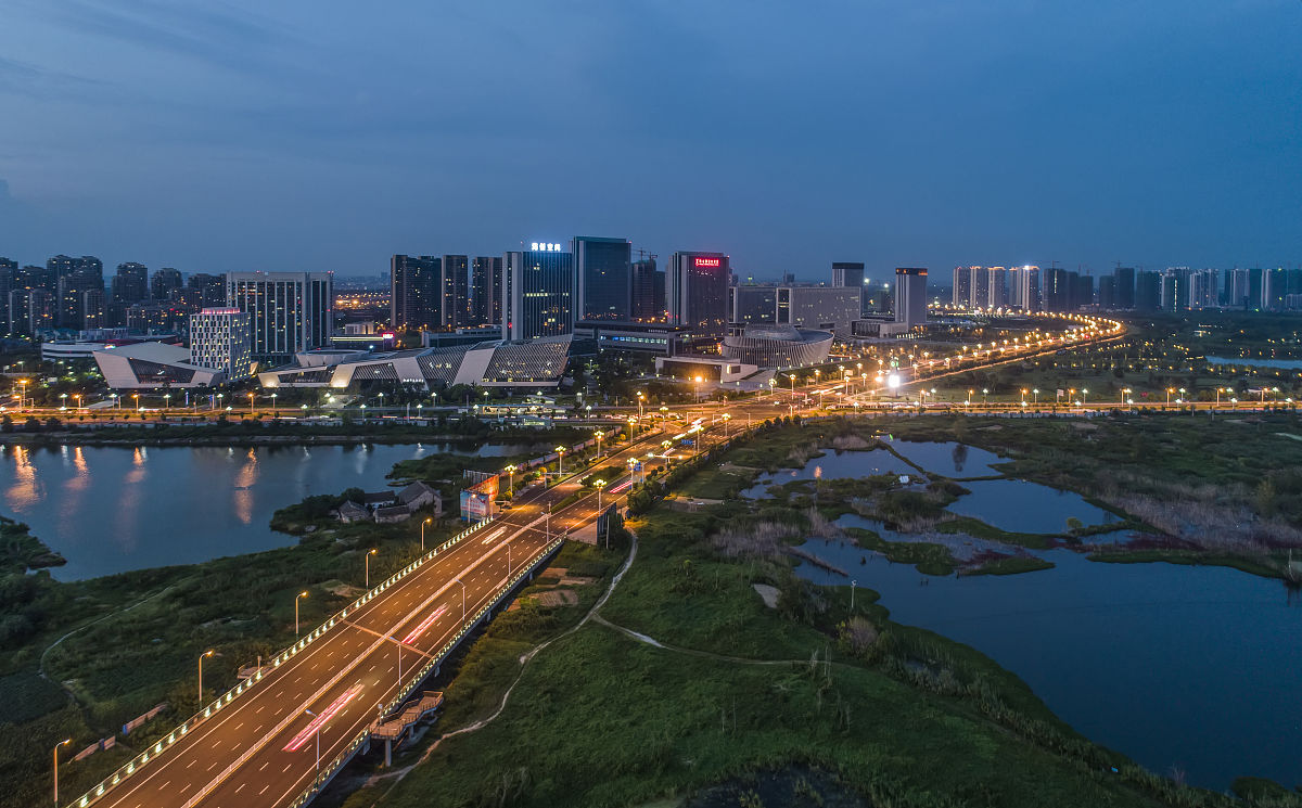 2018年8月30日,江苏淮安,分别在日落时分和华灯初上之时航拍淮安市生