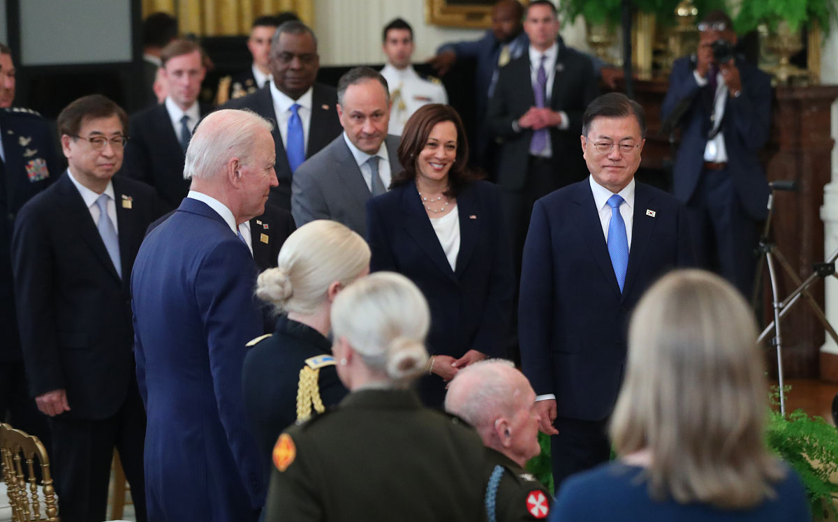 估计马克龙在参观时内心有两个想法一是震撼震撼中国已不再是那个弊病已久的国家也明白了中国为什么总是拿龙来形容自己明白了此时中国就像是一条即将腾飞的巨龙。二是侥幸侥幸没有和中国站在对立面不然真是个头疼的问题。不改变意思重新写一遍