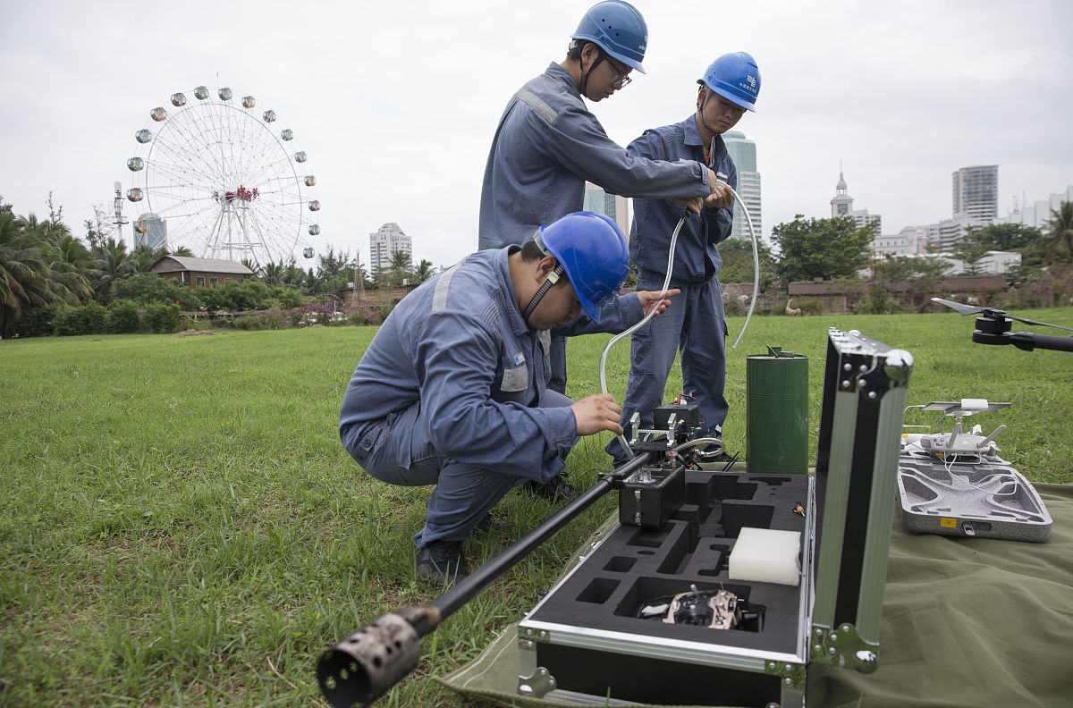 下列哪项法律法规不是无人机装调检修工在工作中主要遵守的？A 《中华人民共和国劳动法》B 《中华人民共和国环境保护法》C 《中华人民共和国民用航空法》D 《中华人民共和国消费者权益保护法》