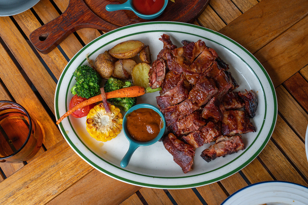 比如猪扒可以在家不想起早做饭半夜下班点不到外卖饿了稍微一加热几分钟就能吃上西餐一样的烤肉这种 每条文案在300字做左右的广告文案 总共写十篇